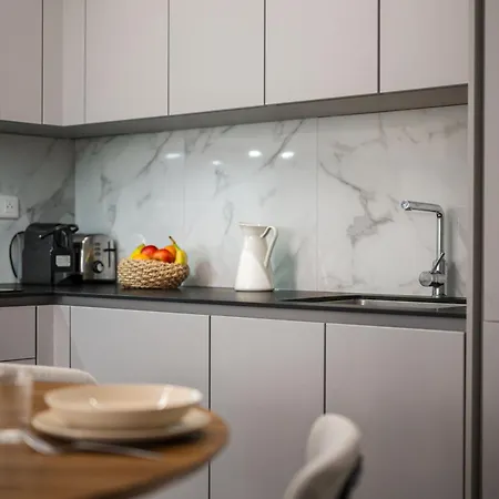 - Mordern Sea Close Nizza