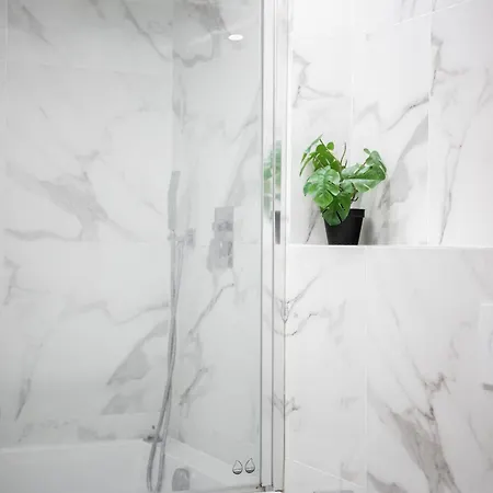 - Mordern Sea Close Nizza